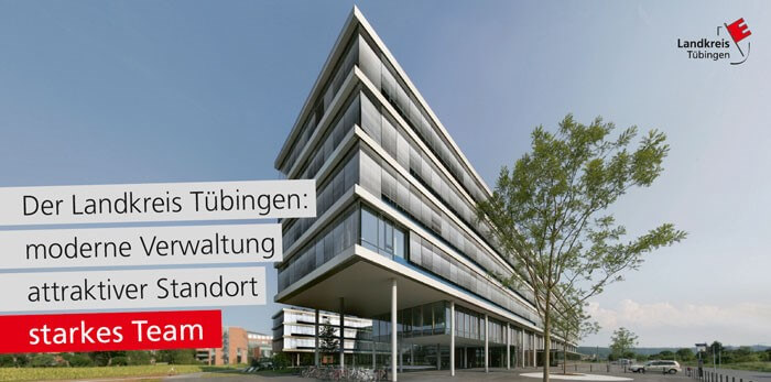 Beschriftung "Der Landkreis Tübingen: moderne Verwaltung, attraktiver Standort, starkes Team", auf einem stilisierten Foto des Landratsamtsgebäudes